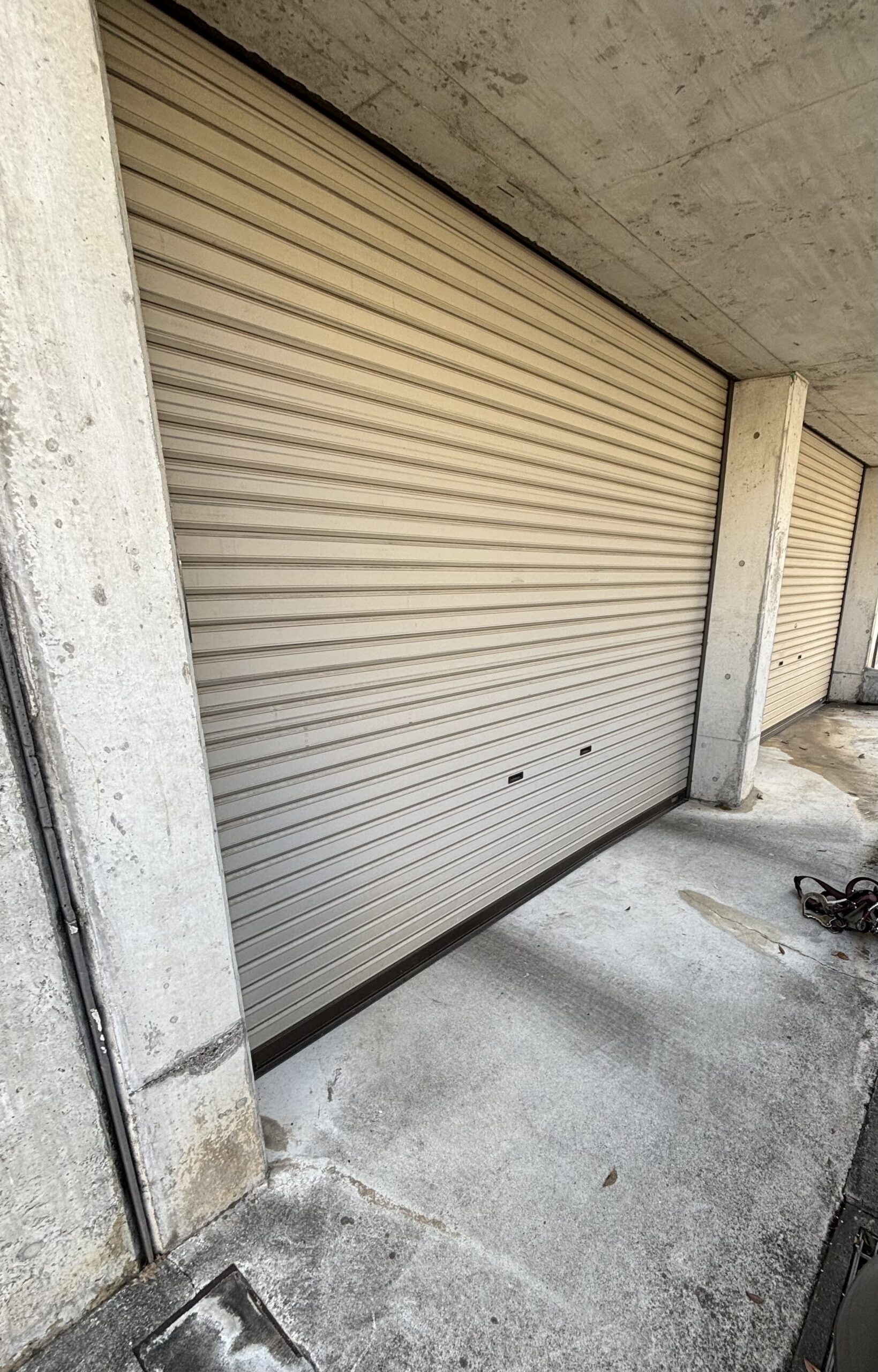  【施工事例】横浜市青葉区｜車をぶつけたガレージシャッター修理